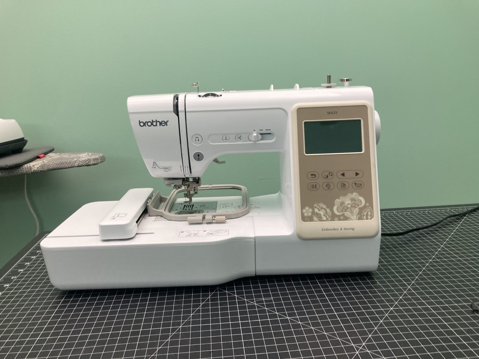 Brother SE625 Embroidery Machine denhac